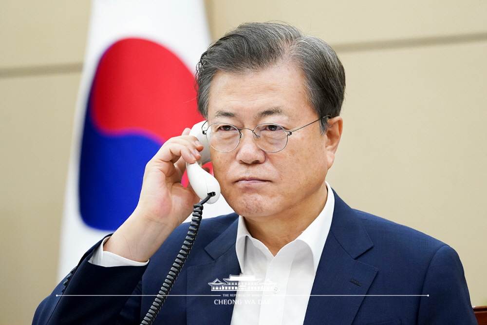 President Moon Jae-in and Argentine President Alberto Fernandez on July 3 held a phone summit on bilateral cooperation in responding to the coronavirus pandemic. The photo above is of President Moon on June 29 chairing a meeting of his senior secretaries at Cheong Wa Dae. 