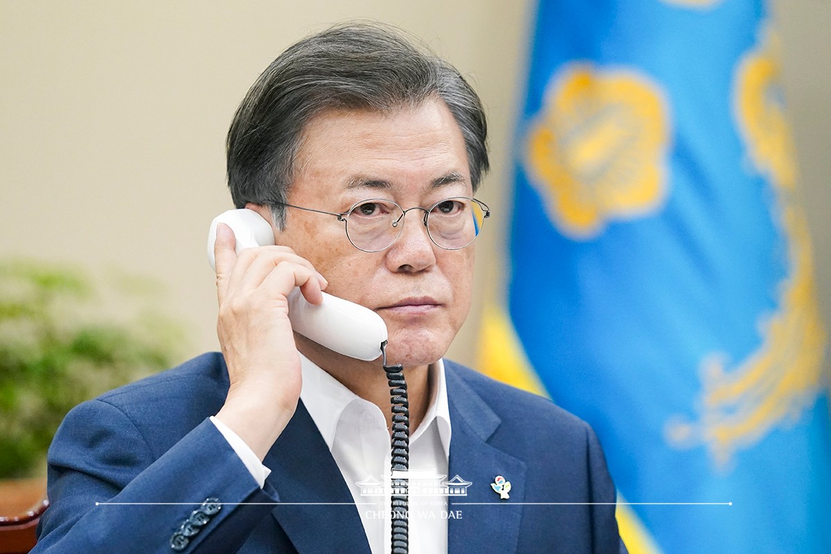 Speaking by phone to King Felipe VI of Spain from Cheong Wa Dae 