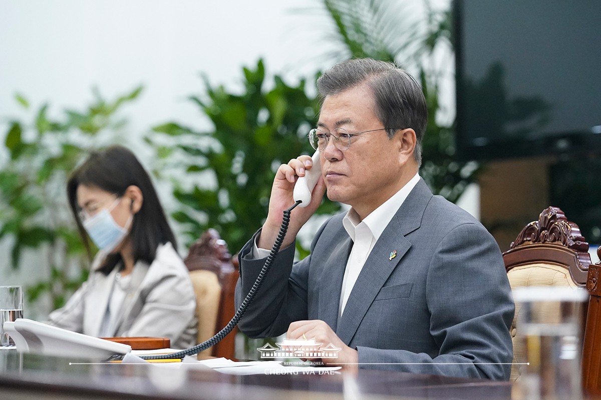 Speaking by phone to President of Honduras Juan Orlando Hernández from Cheong Wa Dae 