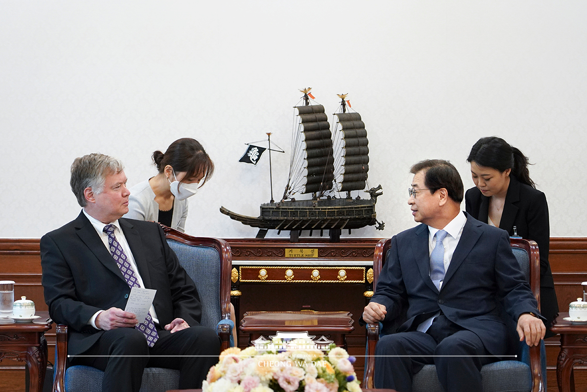 Director of National Security Suh Hoon meeting with U.S. Deputy Secretary of State Stephen Biegun, who also serves as U.S. Special Representative for North Korea, at Cheong Wa Dae 