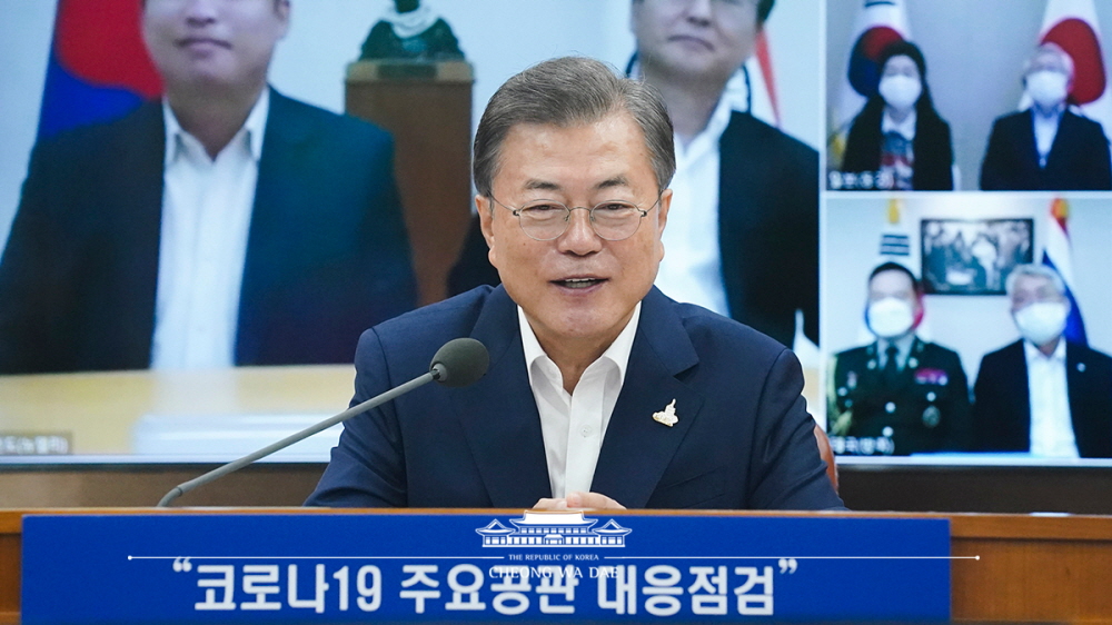 President Moon Jae-in on July 24 holds a videoconference with ethnic Koreans living in the Chinese city of Wuhan, India, New York, Japan, Vietnam and Thailand at the Ministry of Foreign Affairs in Seoul's Jongno-gu District.