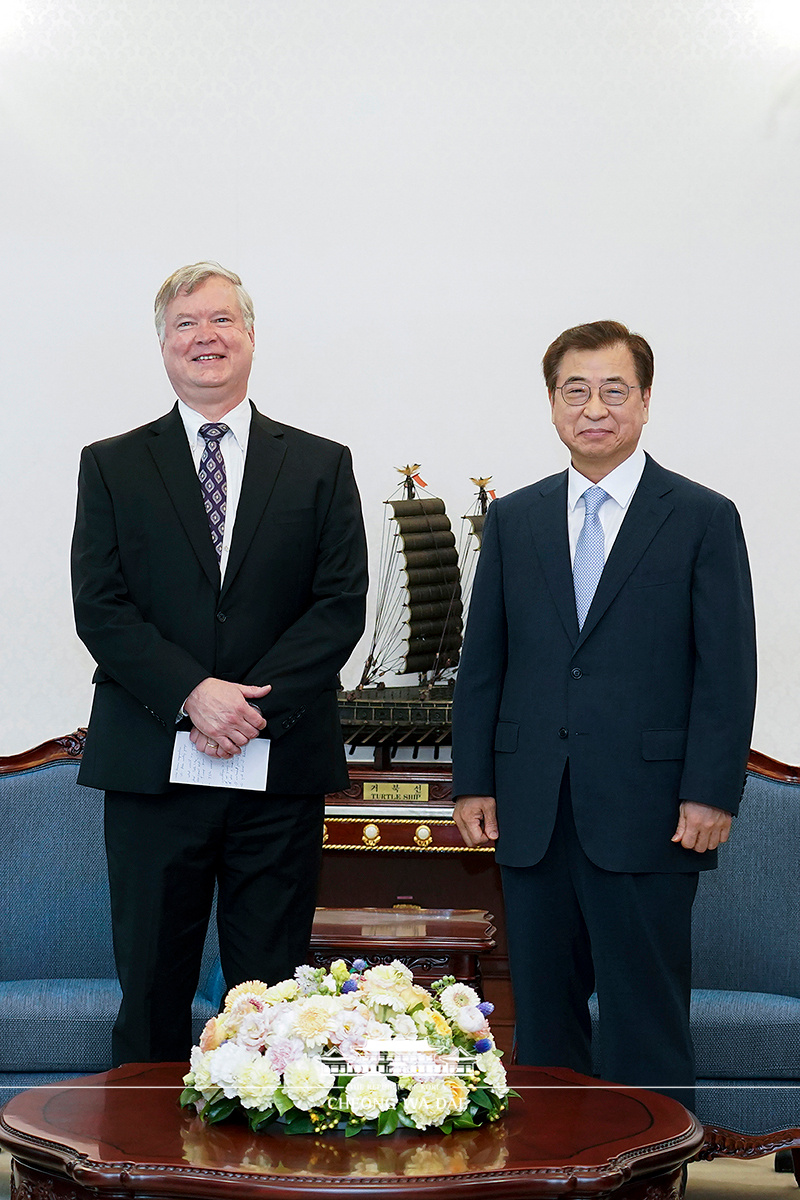 Director of National Security Suh Hoon meeting with U.S. Deputy Secretary of State Stephen Biegun, who also serves as U.S. Special Representative for North Korea, at Cheong Wa Dae 