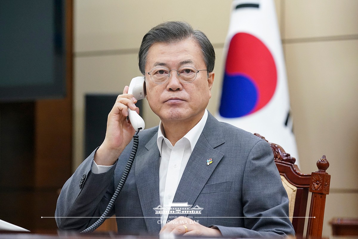 Speaking by phone to President of Honduras Juan Orlando Hernández from Cheong Wa Dae 