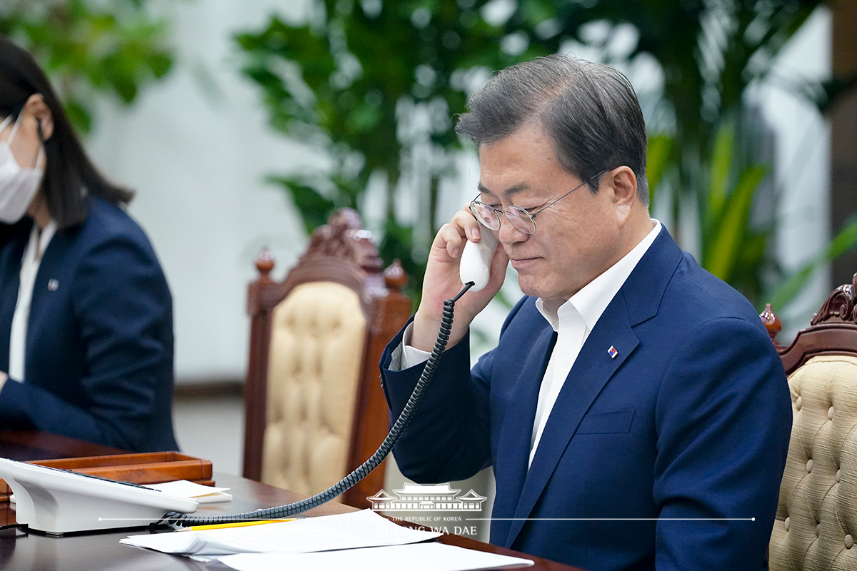 Speaking by phone to President of Turkey Recep Tayyip Erdoğan from Cheong Wa Dae 