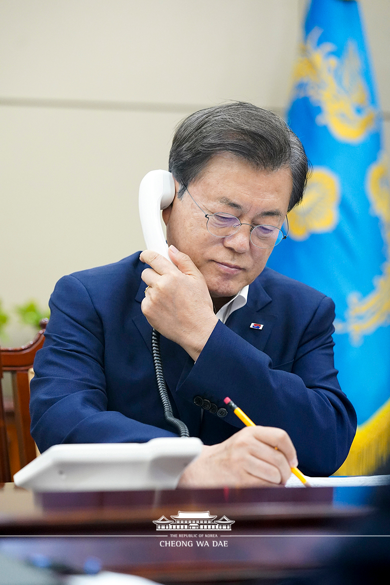 Speaking by phone to President of Turkey Recep Tayyip Erdoğan from Cheong Wa Dae 