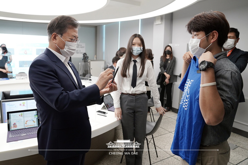 President Moon Jae-in on Aug. 18 participates in a science class utilizing augmented reality technology at Seoul's Changdeok Girls' Middle School, which is classified as a green smart school.