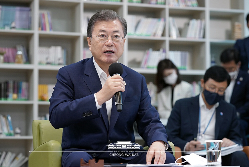 President Moon Jae-in on Aug. 18 gives a speech at Changdeok Girls' Middle School in Seoul's Jung-gu District at a meeting on the "Green Smart School" project.