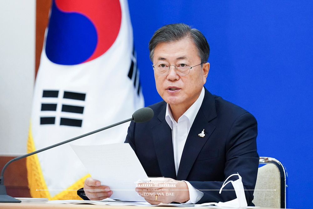 President Moon Jae-in on Sept. 10 chairs the eight meeting of the Emergency Economic Council at Cheong Wa Dae. 