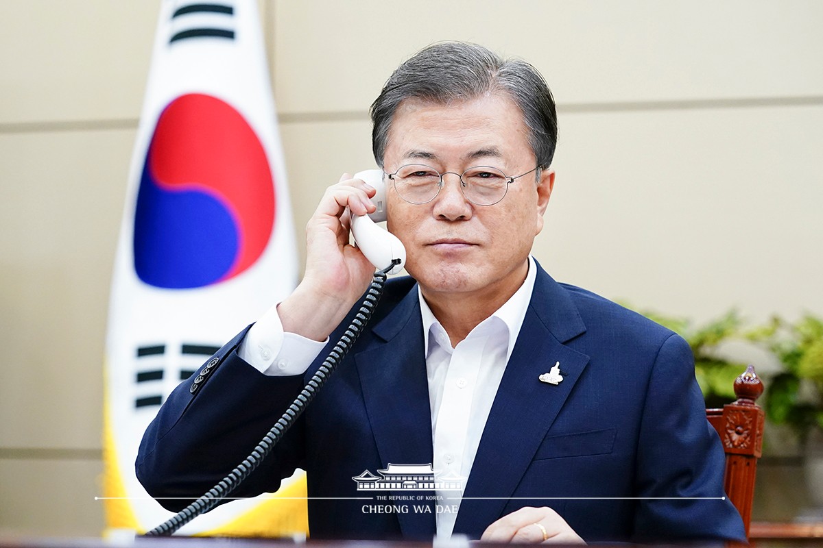 Speaking by phone to Prime Minister of Australia Scott Morrison from Cheong Wa Dae