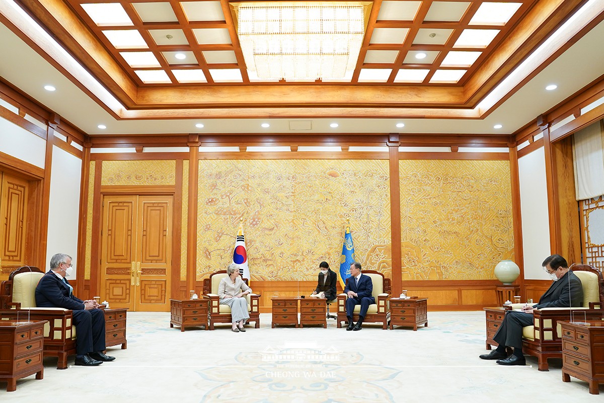 Meeting with former Prime Minister of the United Kingdom Theresa May at Cheong Wa Dae 