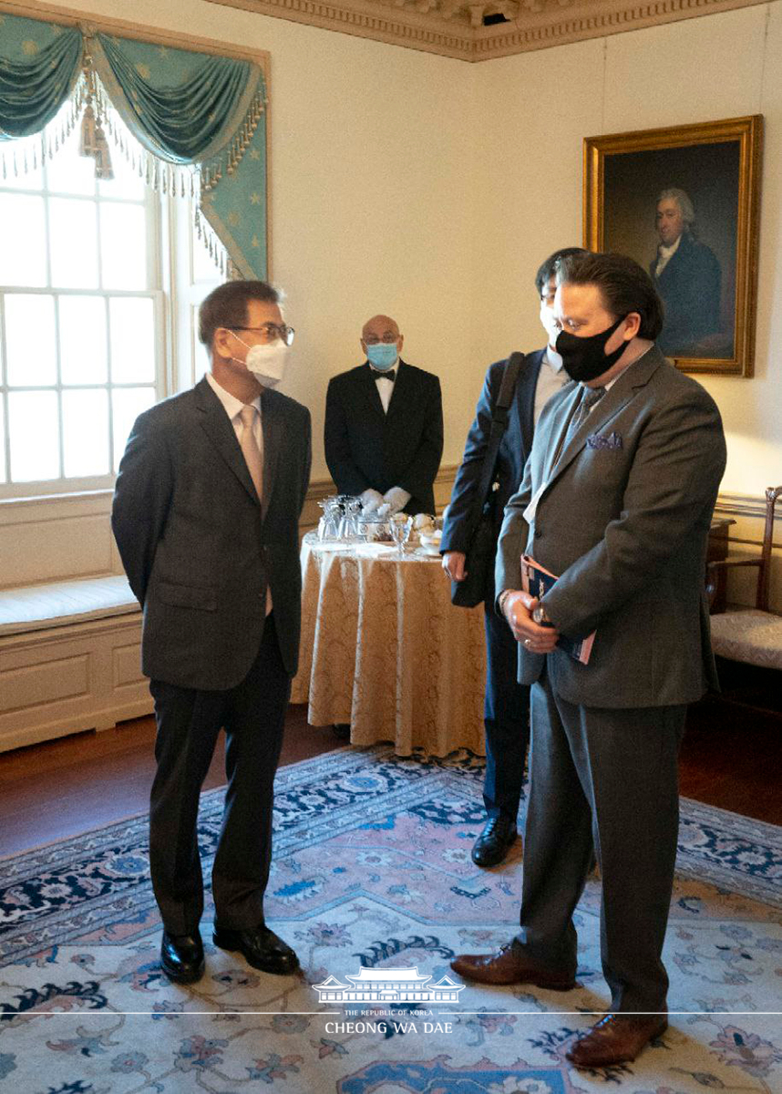 Director of National Security Suh Hoon meeting with U.S. Secretary of State Mike Pompeo in the Department of State headquarters in Washington, D.C.