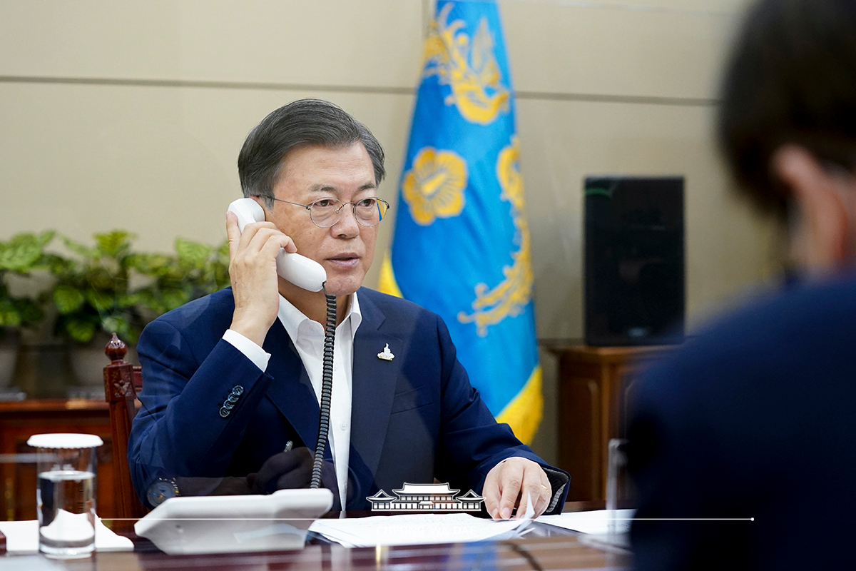 Speaking by phone to Prime Minister of Japan Yoshihide Suga from Cheong Wa Dae 