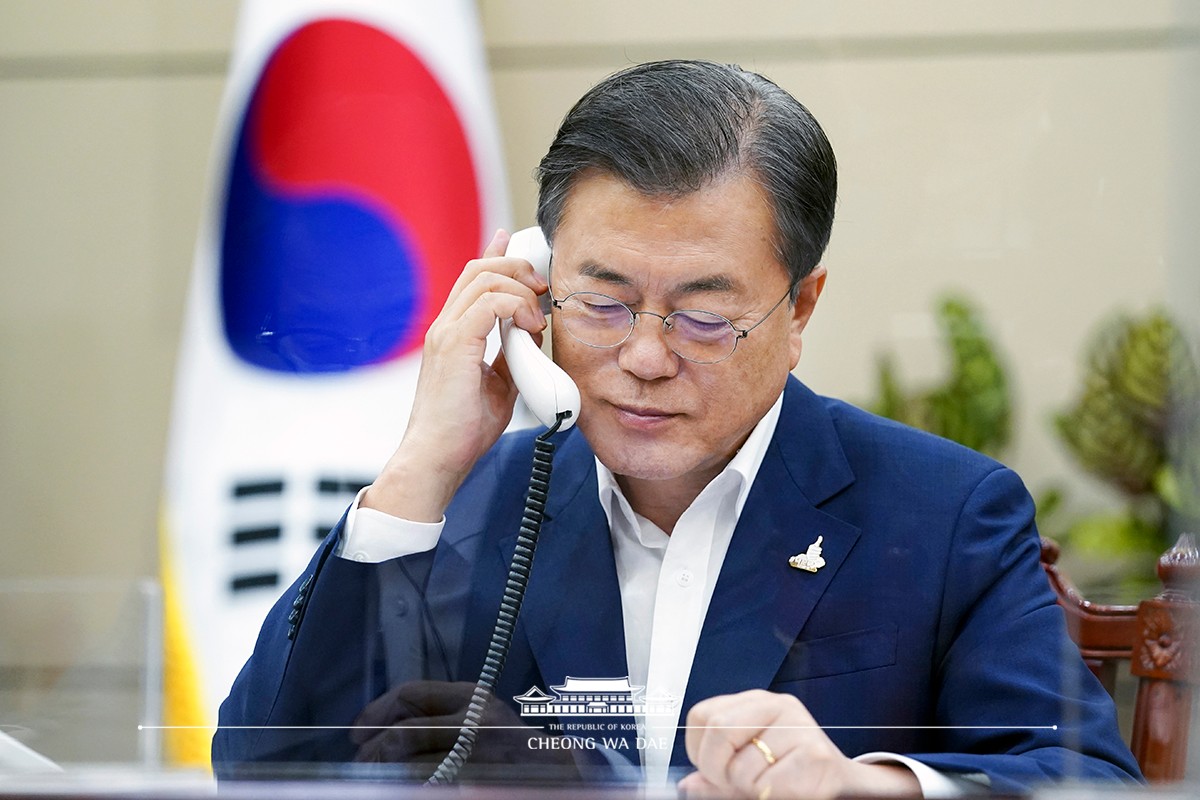 Speaking by phone to President of the Russian Federation Vladimir Putin from Cheong Wa Dae 