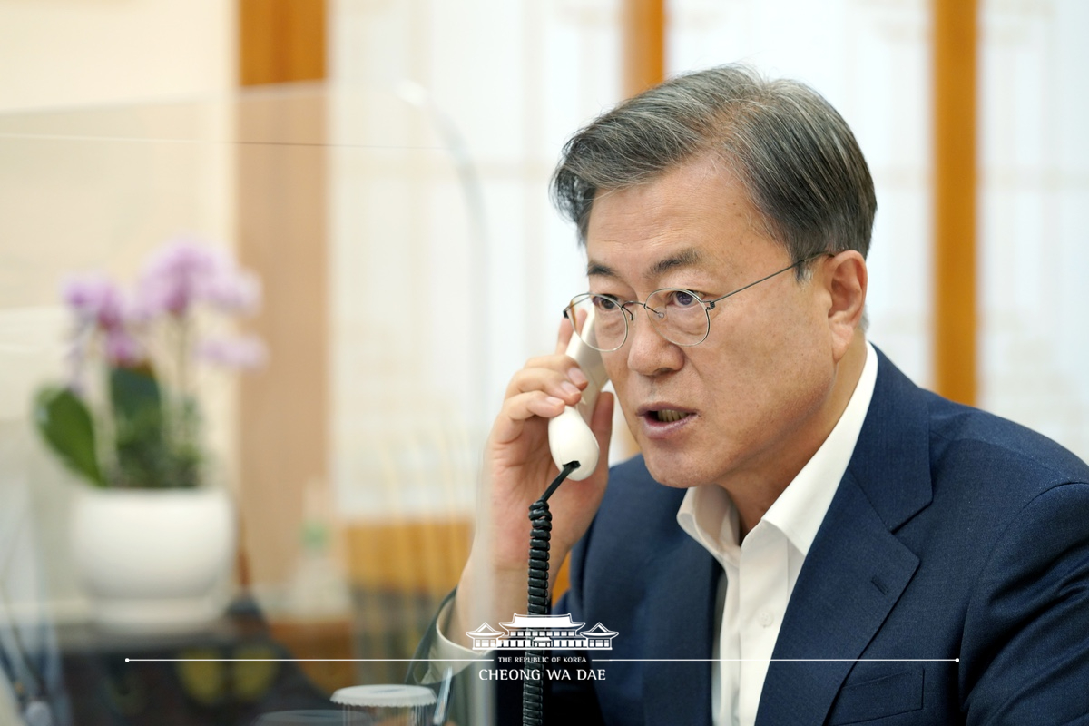 Speaking by phone to President Kassym-Jomart Tokayev of the Republic of Kazakhstan from Cheong Wa Dae