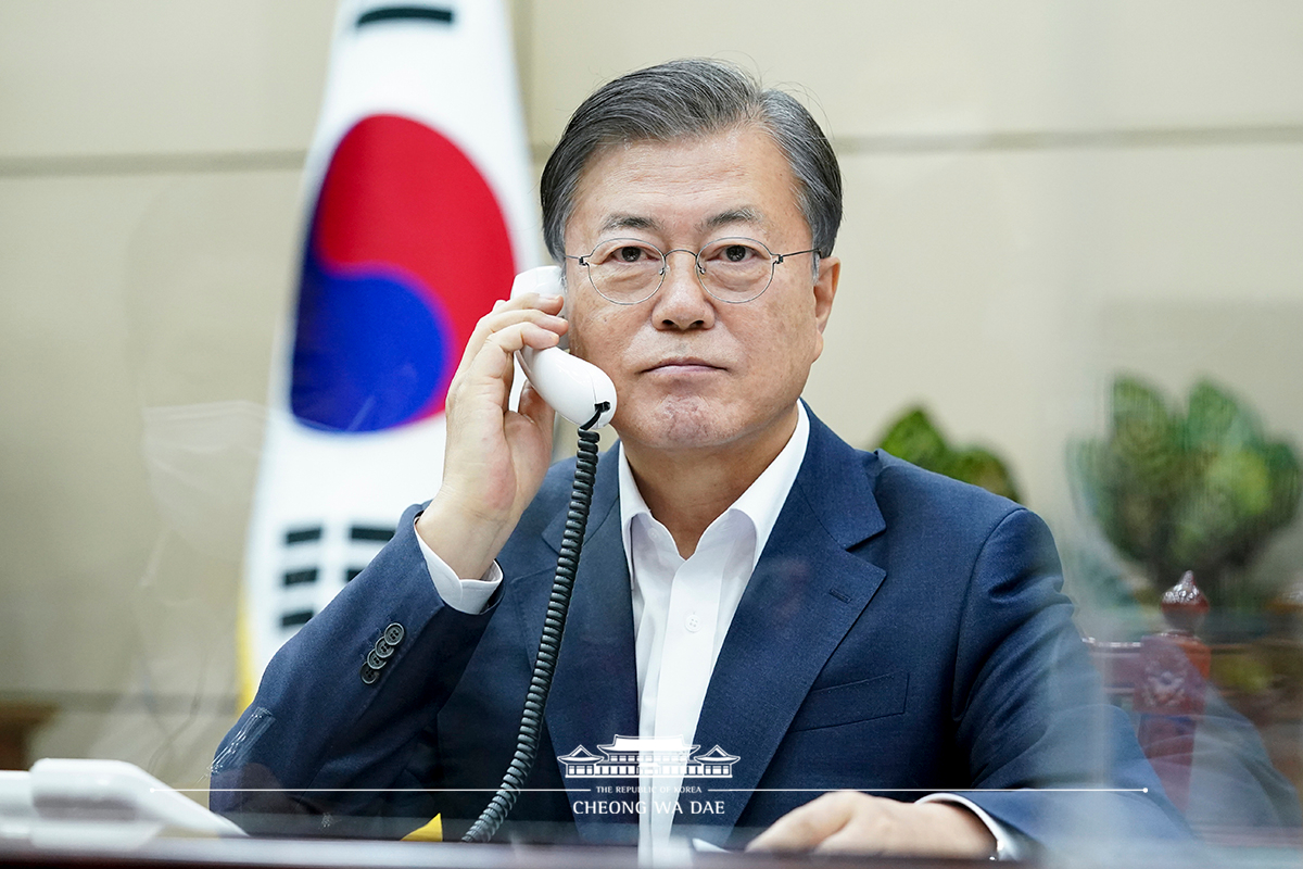 Speaking by phone to Prime Minister Giuseppe Conte of the Italian Republic from Cheong Wa Dae