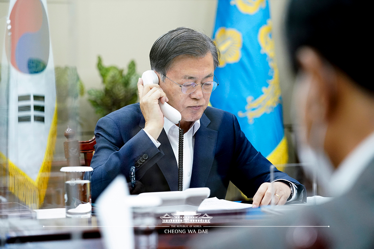 Speaking by phone to Prime Minister Giuseppe Conte of the Italian Republic from Cheong Wa Dae