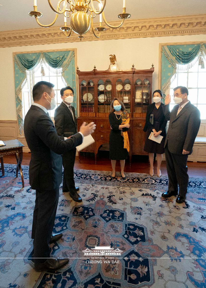 Director of National Security Suh Hoon meeting with U.S. Secretary of State Mike Pompeo in the Department of State headquarters in Washington, D.C.