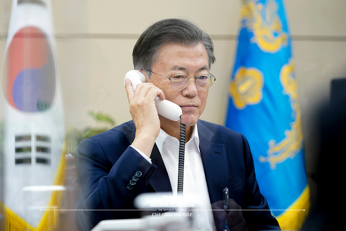 Speaking by phone to President Shavkat Mirziyoyev of the Republic of Uzbekistan from Cheong Wa Dae 