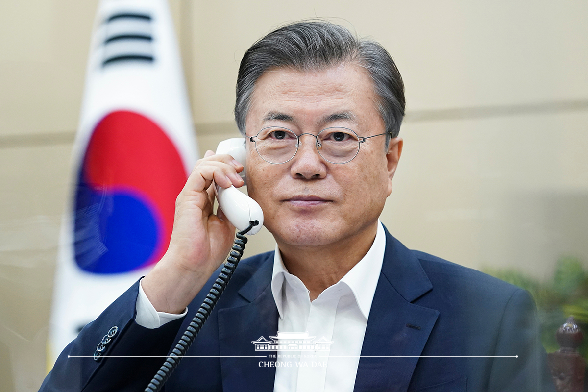 Speaking by phone to President Shavkat Mirziyoyev of the Republic of Uzbekistan from Cheong Wa Dae 