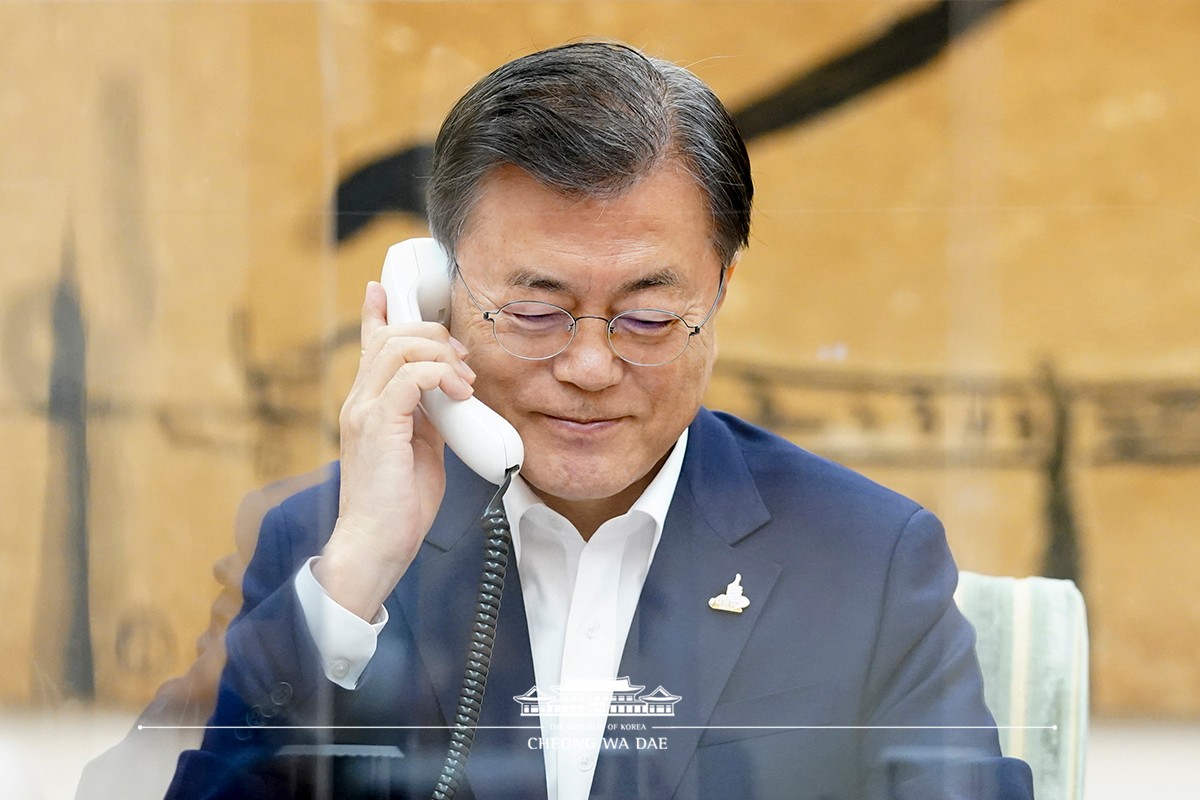 Speaking by phone to Chancellor of the Federal Republic of Germany Angela Merkel from Cheong Wa Dae 