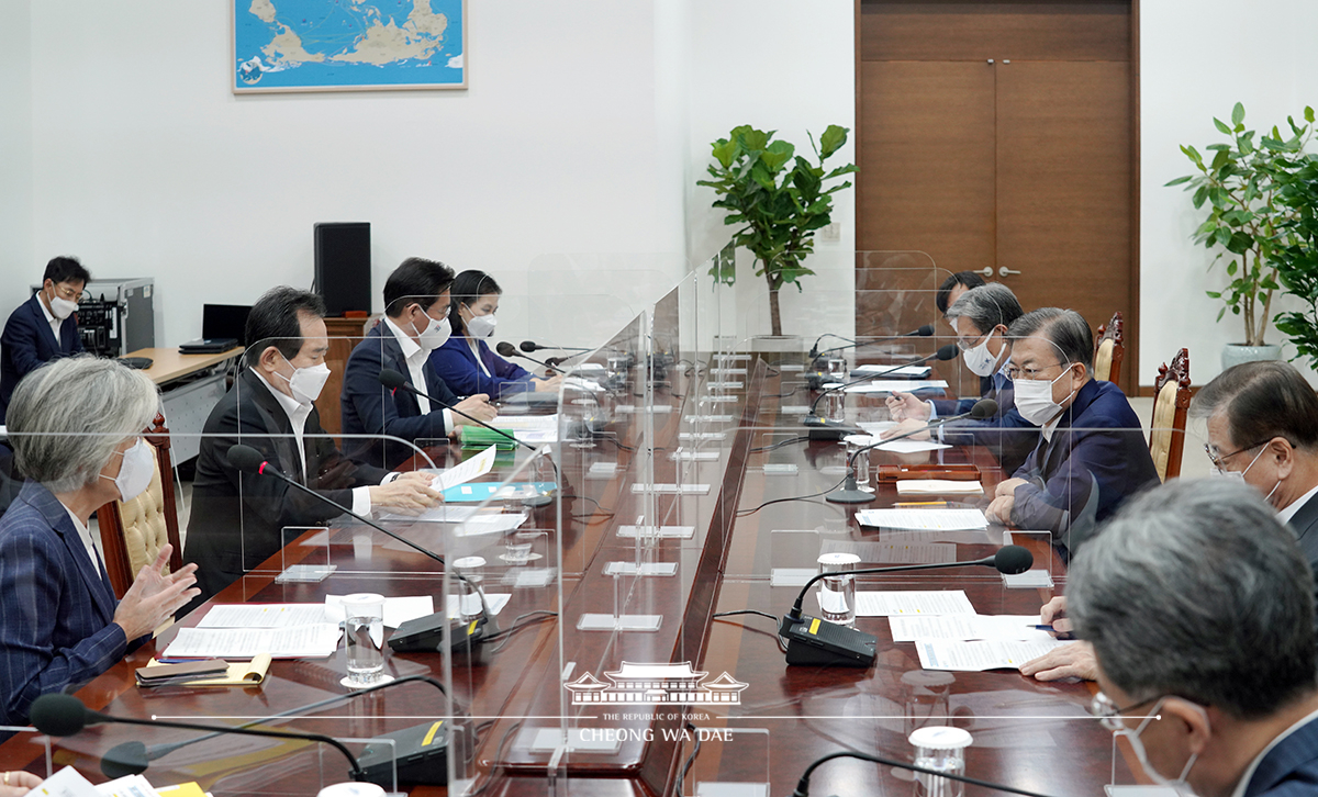 Attending a strategy meeting at Cheong Wa Dae to support Minister for Trade Yoo Myung-hee in the election of the next World Trade Organization Director-General