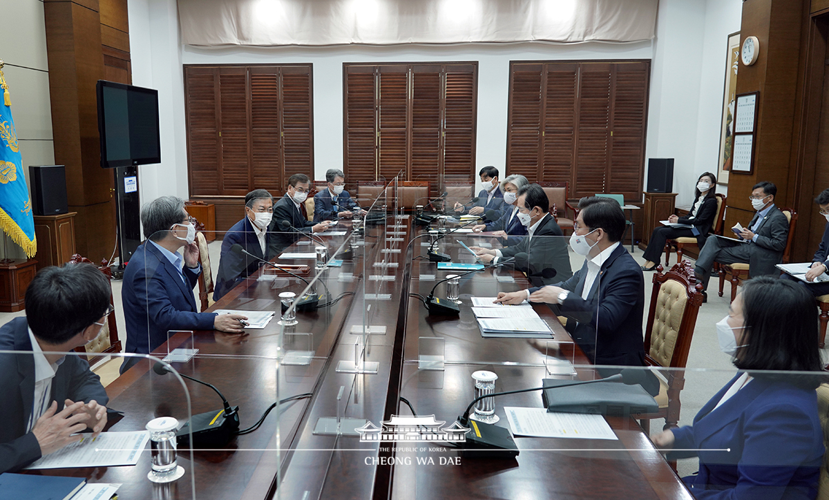 Attending a strategy meeting at Cheong Wa Dae to support Minister for Trade Yoo Myung-hee in the election of the next World Trade Organization Director-General