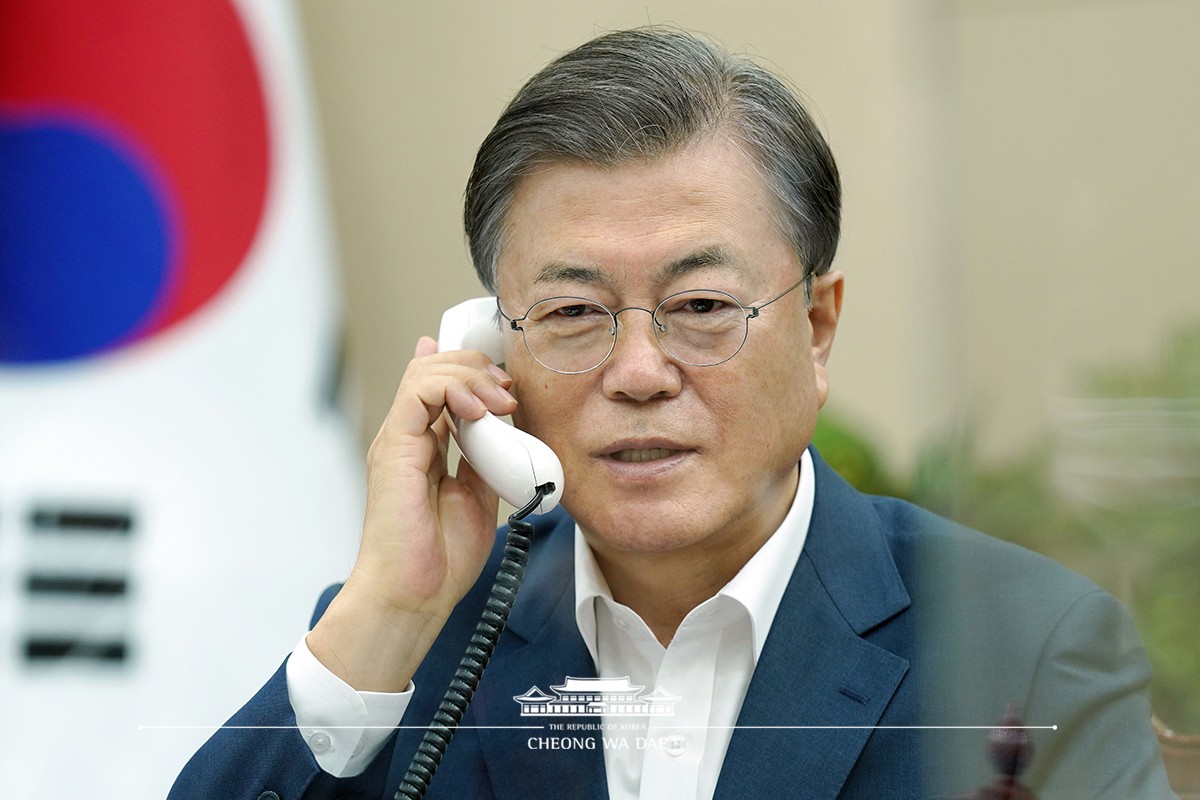 Speaking by phone to Prime Minister Justin Trudeau of Canada from Cheong Wa Dae