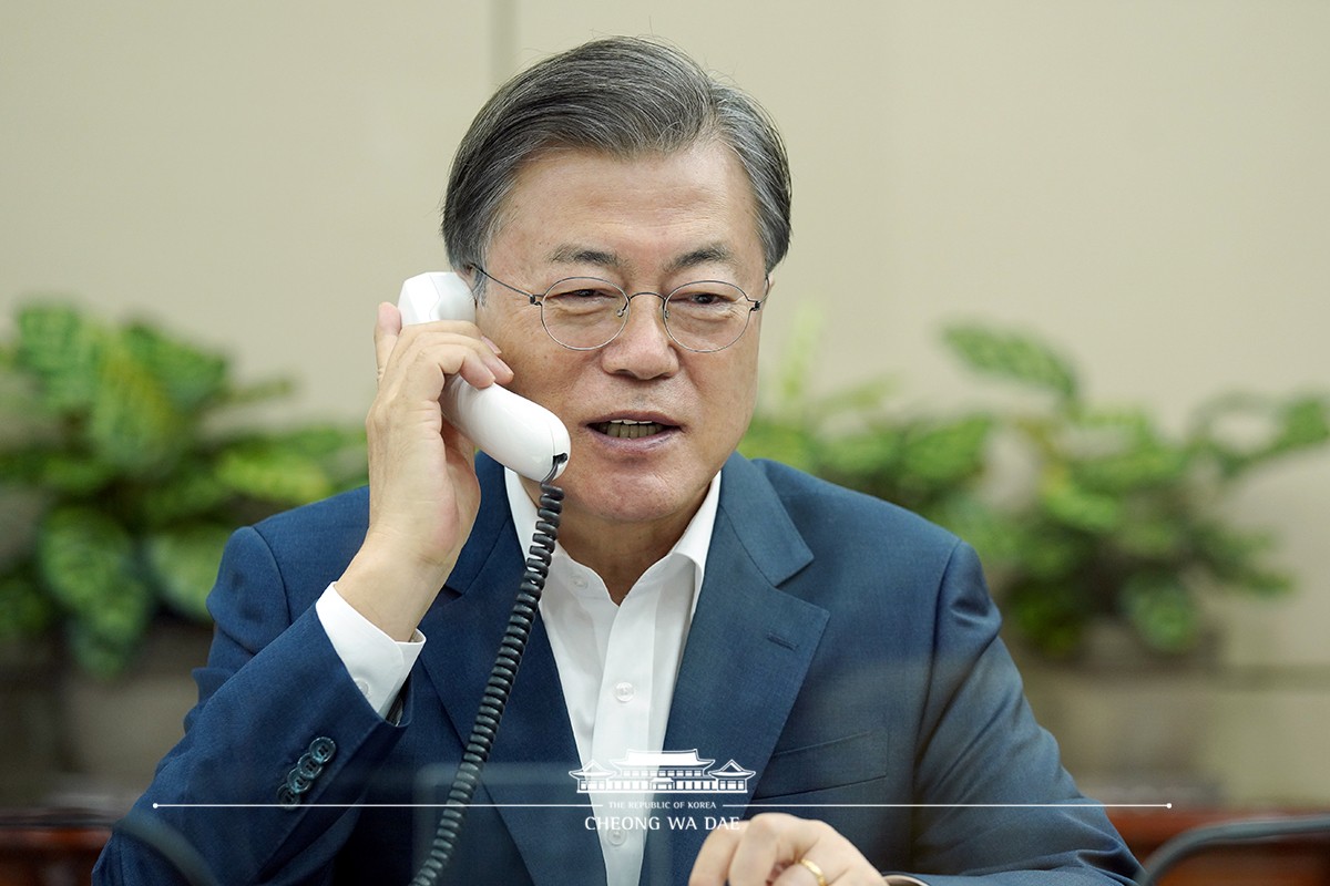 Speaking by phone to Prime Minister Justin Trudeau of Canada from Cheong Wa Dae