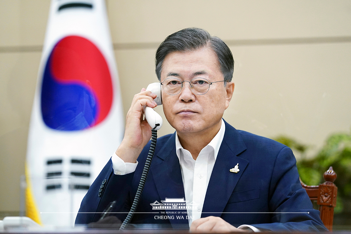 Speaking by phone to Prime Minister of Japan Yoshihide Suga from Cheong Wa Dae 