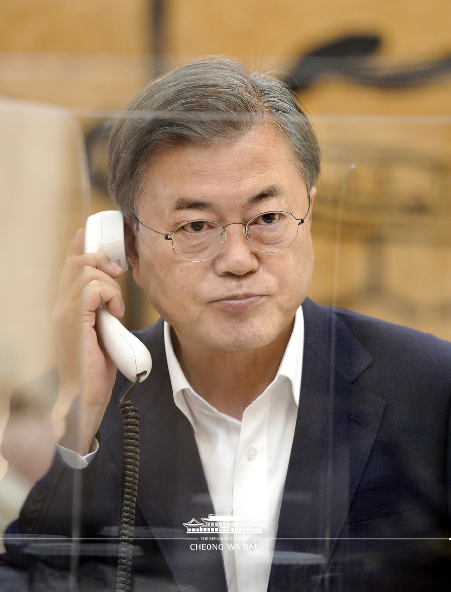 Speaking by phone to President Kassym-Jomart Tokayev of the Republic of Kazakhstan from Cheong Wa Dae