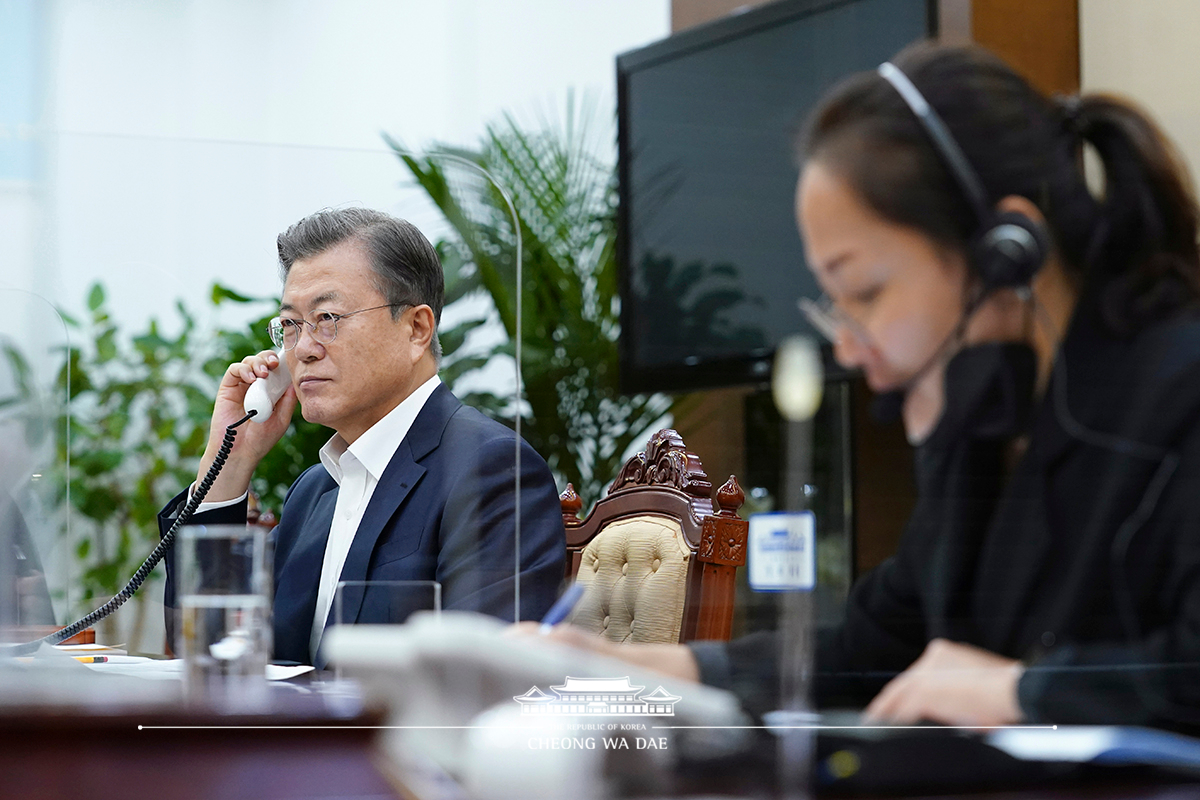 Speaking by phone to President Shavkat Mirziyoyev of the Republic of Uzbekistan from Cheong Wa Dae 