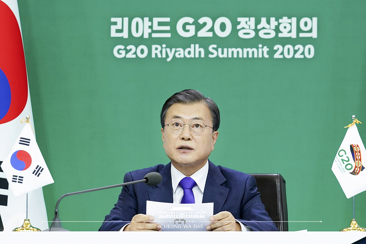 Attending the G20 Riyadh Summit via video conferencing from Cheong Wa Dae on the second day of the event