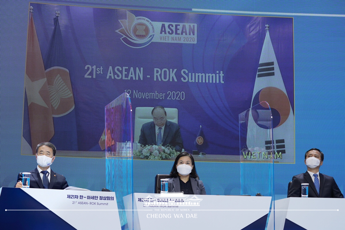 Attending the 21st ASEAN-ROK Summit via video conferencing from Cheong Wa Dae