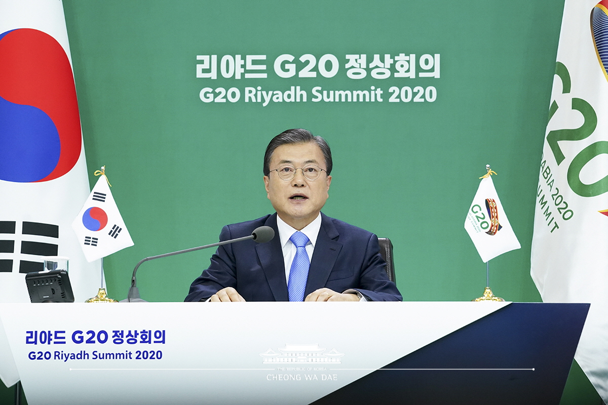 Attending the G20 Riyadh Summit via video conferencing from Cheong Wa Dae on the first day of the event