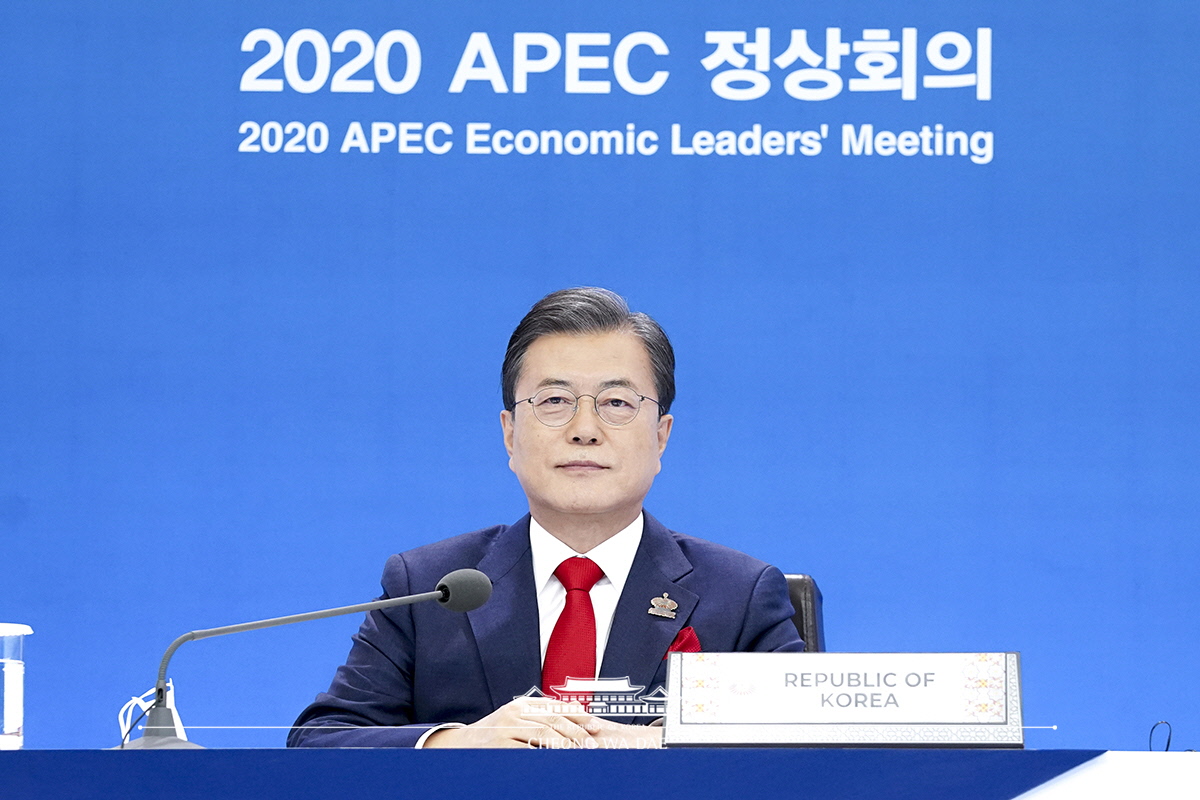 Attending the 2020 APEC Economic Leaders’ Meeting via video conferencing from Cheong Wa Dae