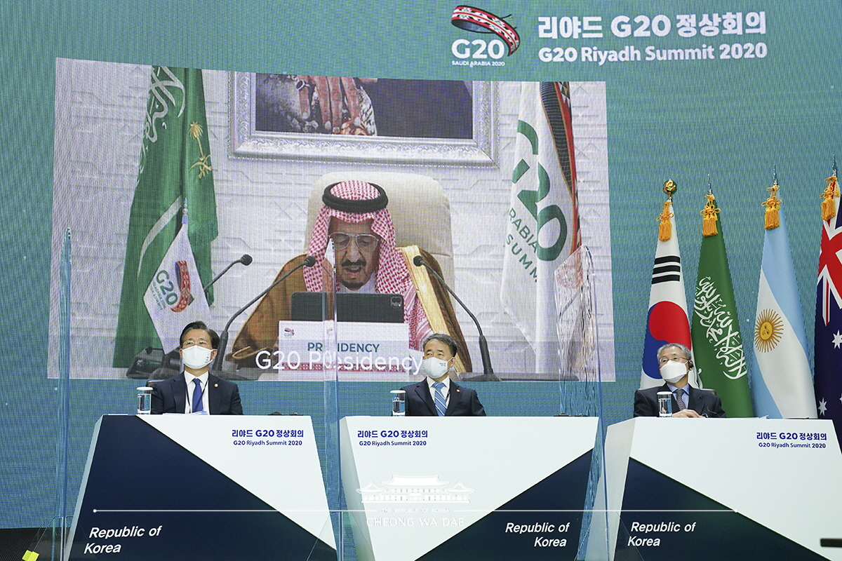 Attending the G20 Riyadh Summit via video conferencing from Cheong Wa Dae on the first day of the event