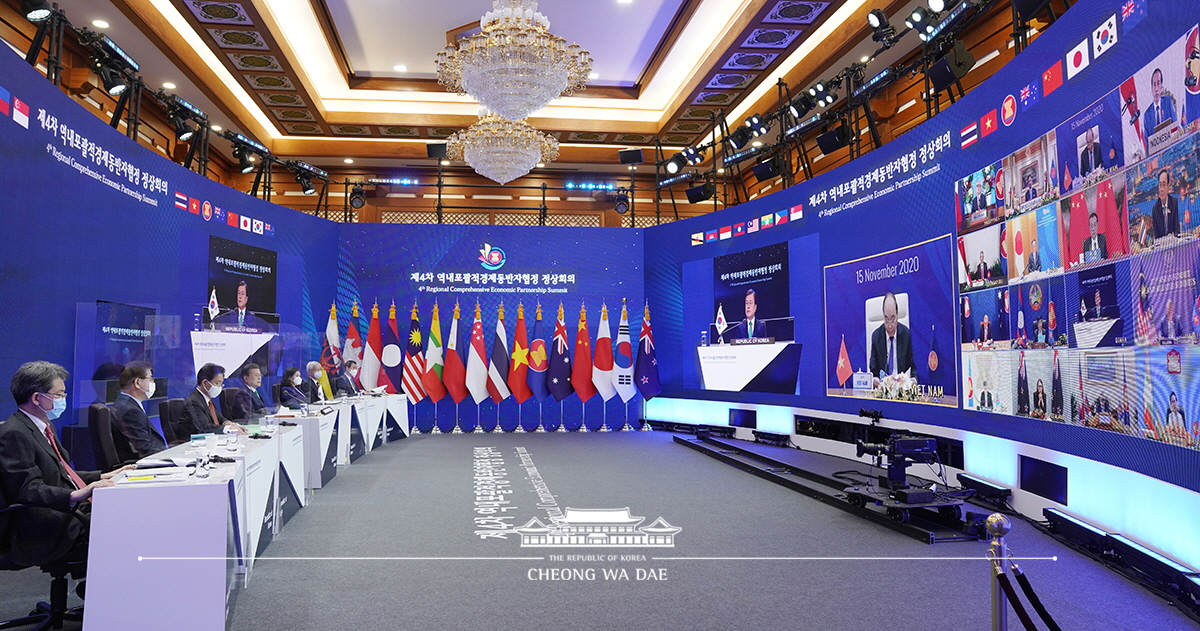 Attending the 4th Regional Comprehensive Economic Partnership Summit via video conferencing and the related online signing ceremony from Cheong Wa Dae