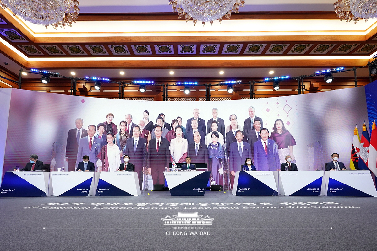 Attending the 4th Regional Comprehensive Economic Partnership Summit via video conferencing and the related online signing ceremony from Cheong Wa Dae