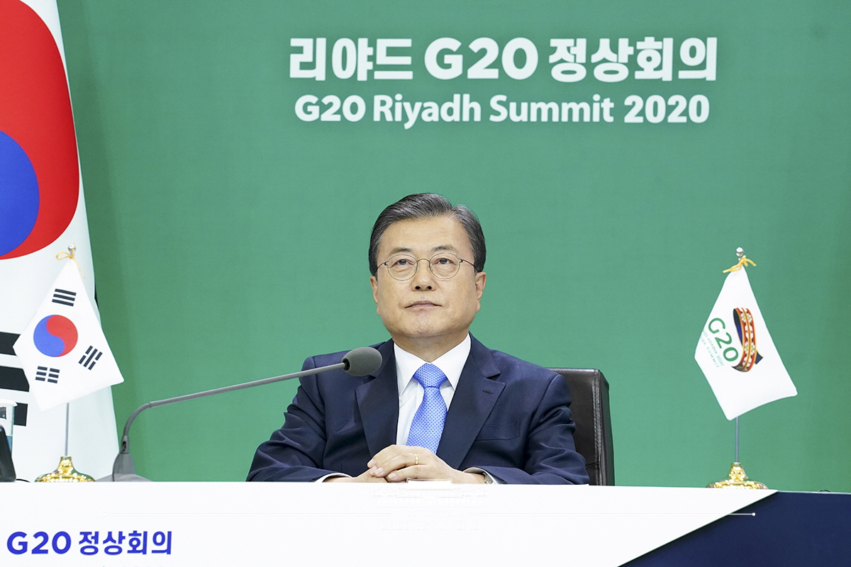 Attending the G20 Riyadh Summit via video conferencing from Cheong Wa Dae on the first day of the event