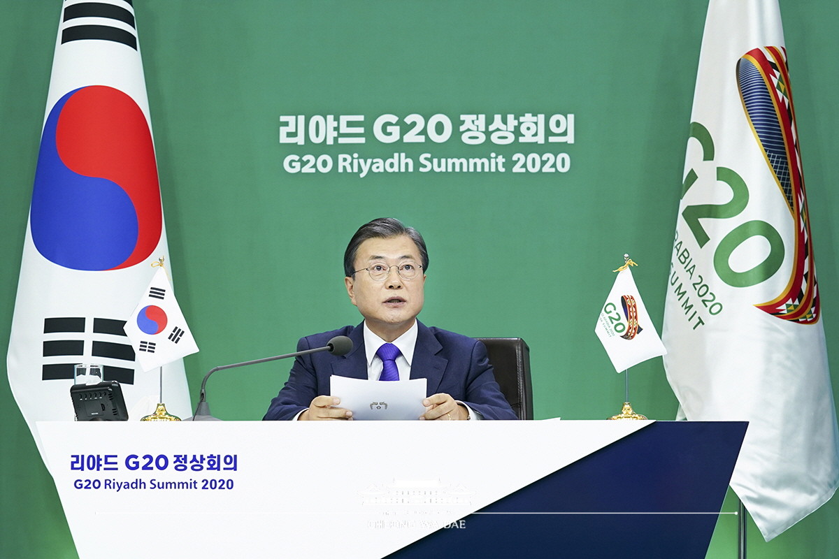 Attending the G20 Riyadh Summit via video conferencing from Cheong Wa Dae on the second day of the event