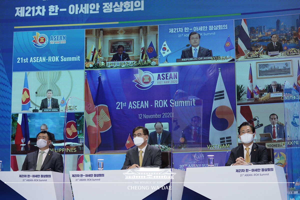 Attending the 21st ASEAN-ROK Summit via video conferencing from Cheong Wa Dae