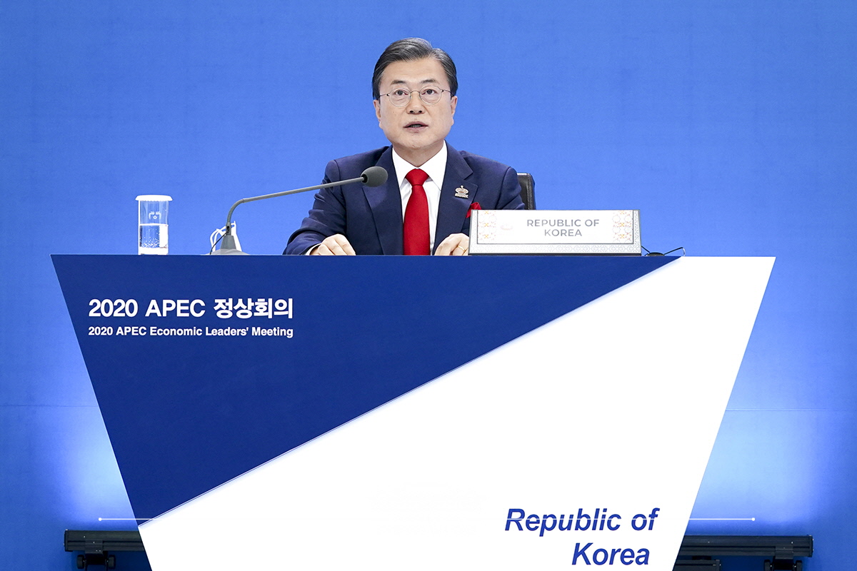 Attending the 2020 APEC Economic Leaders’ Meeting via video conferencing from Cheong Wa Dae