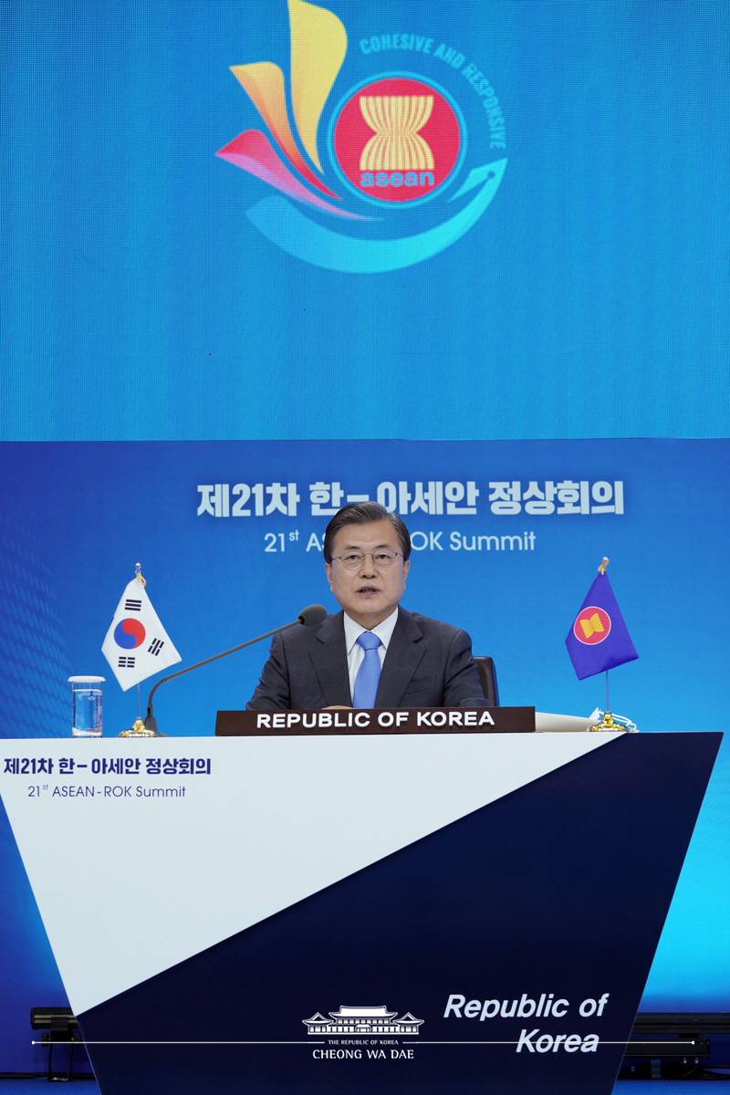 Attending the 21st ASEAN-ROK Summit via video conferencing from Cheong Wa Dae