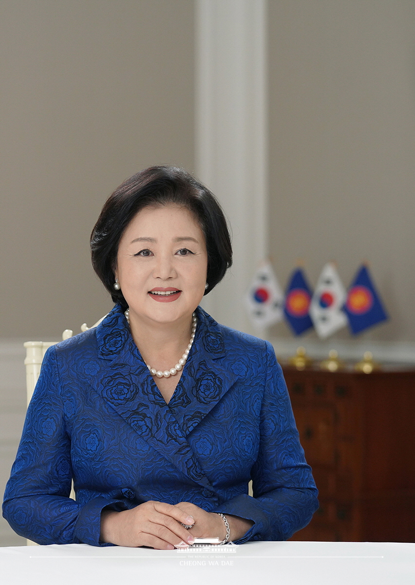 First Lady Kim Jung-sook delivering congratulatory remarks for the 2020 ASEAN-Korea Youth Summit from Cheong Wa Dae