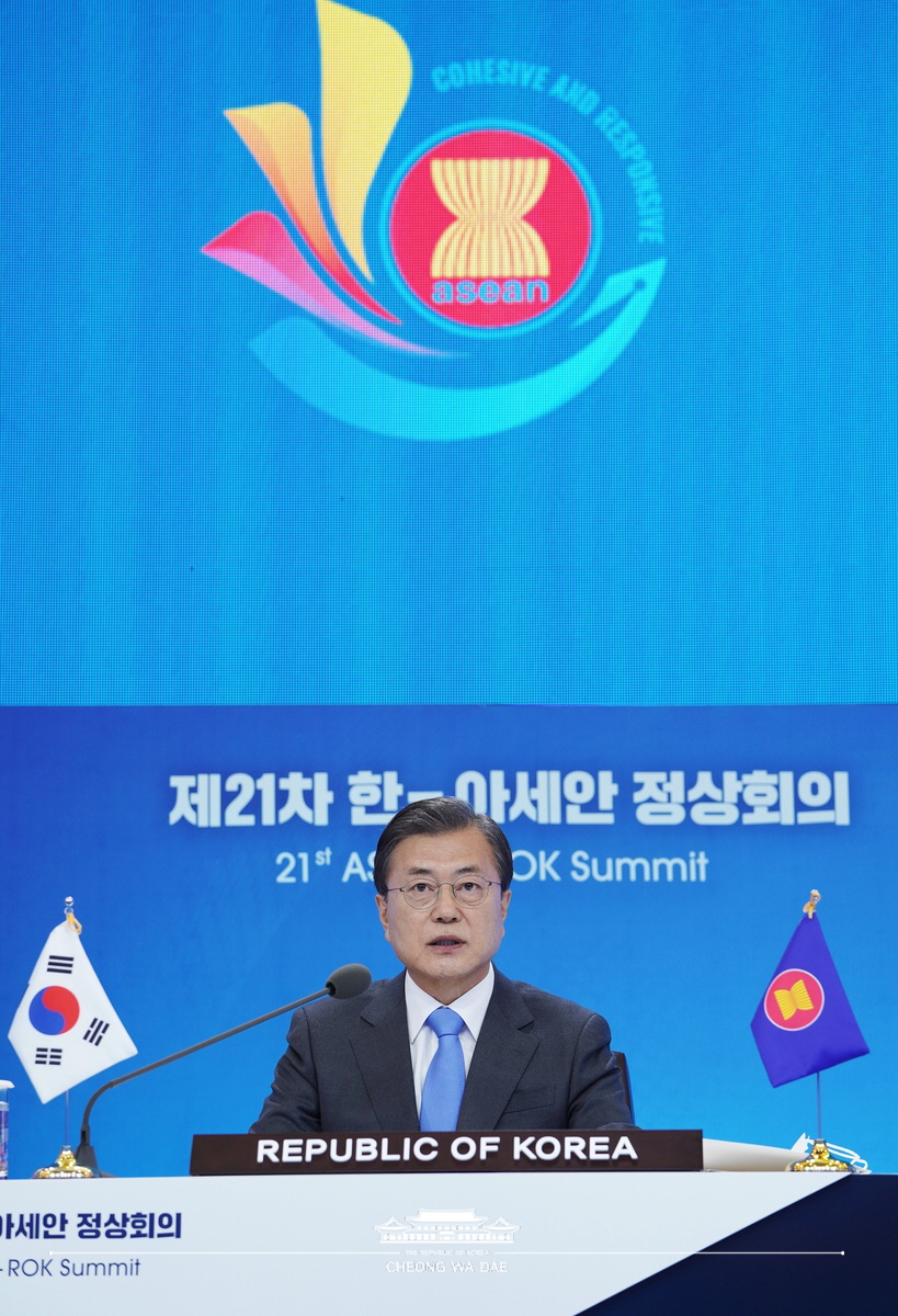 Attending the 21st ASEAN-ROK Summit via video conferencing from Cheong Wa Dae