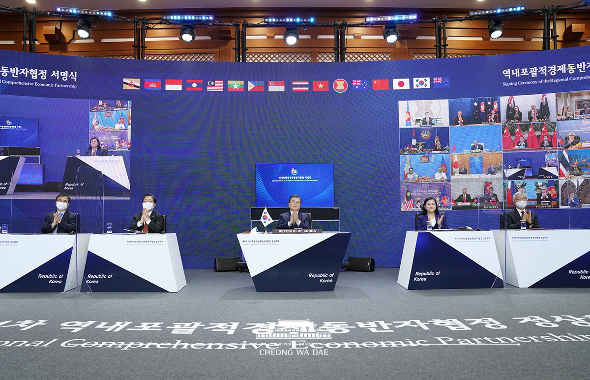 Attending the 4th Regional Comprehensive Economic Partnership Summit via video conferencing and the related online signing ceremony from Cheong Wa Dae