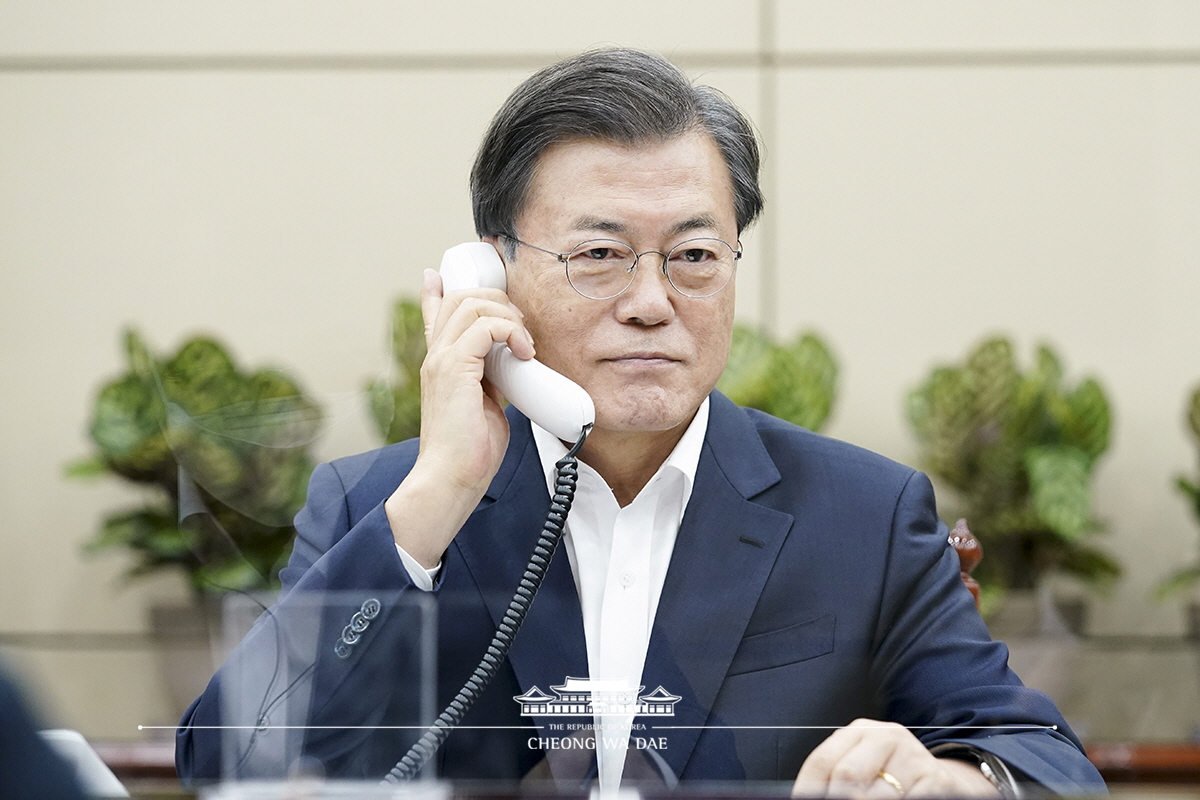 Speaking by phone to Prime Minister Boris Johnson of the United Kingdom from Cheong Wa Dae