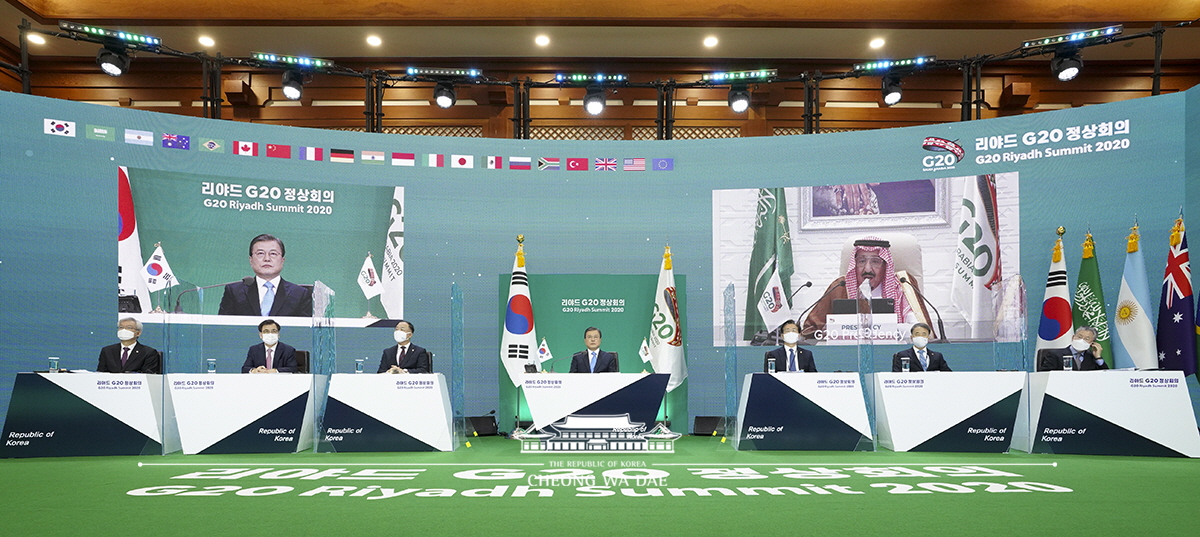 Attending the G20 Riyadh Summit via video conferencing from Cheong Wa Dae on the first day of the event