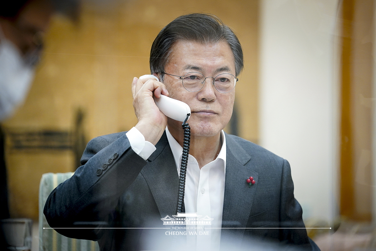 Speaking by phone to President Xi Jinping of the People’s Republic of China from CheonSpeaking by phone to President Xi Jinping of the People’s Republic of China from Cheong Wa Dae g Wa Dae 