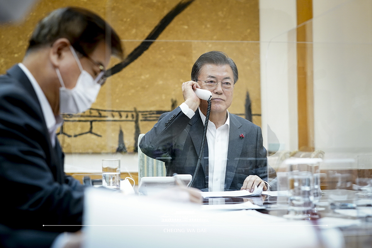 Speaking by phone to President Xi Jinping of the People’s Republic of China from Cheong Wa Dae 